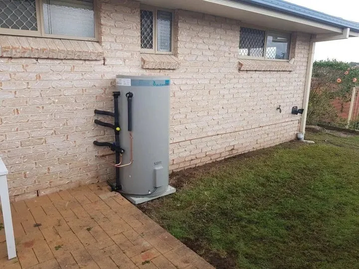 Vulcan 400L water heater installed outdoor