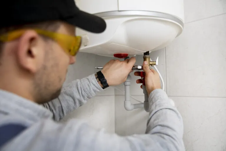 Rheem 25L Electric Water Heater with dual-handed connections for flexible, easy installation in tight spaces.